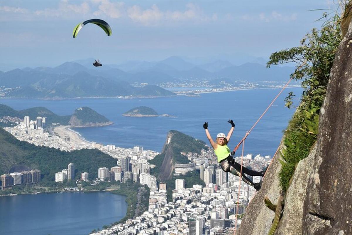 uma mulher está em uma montanha com uma pipa