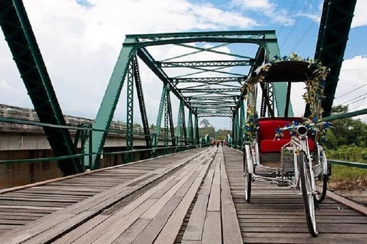 Una bicicleta está estacionada en un puente