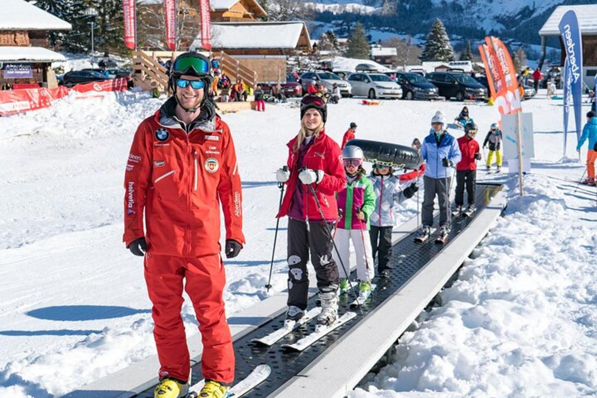 een groep mensen op ski's in de sneeuw