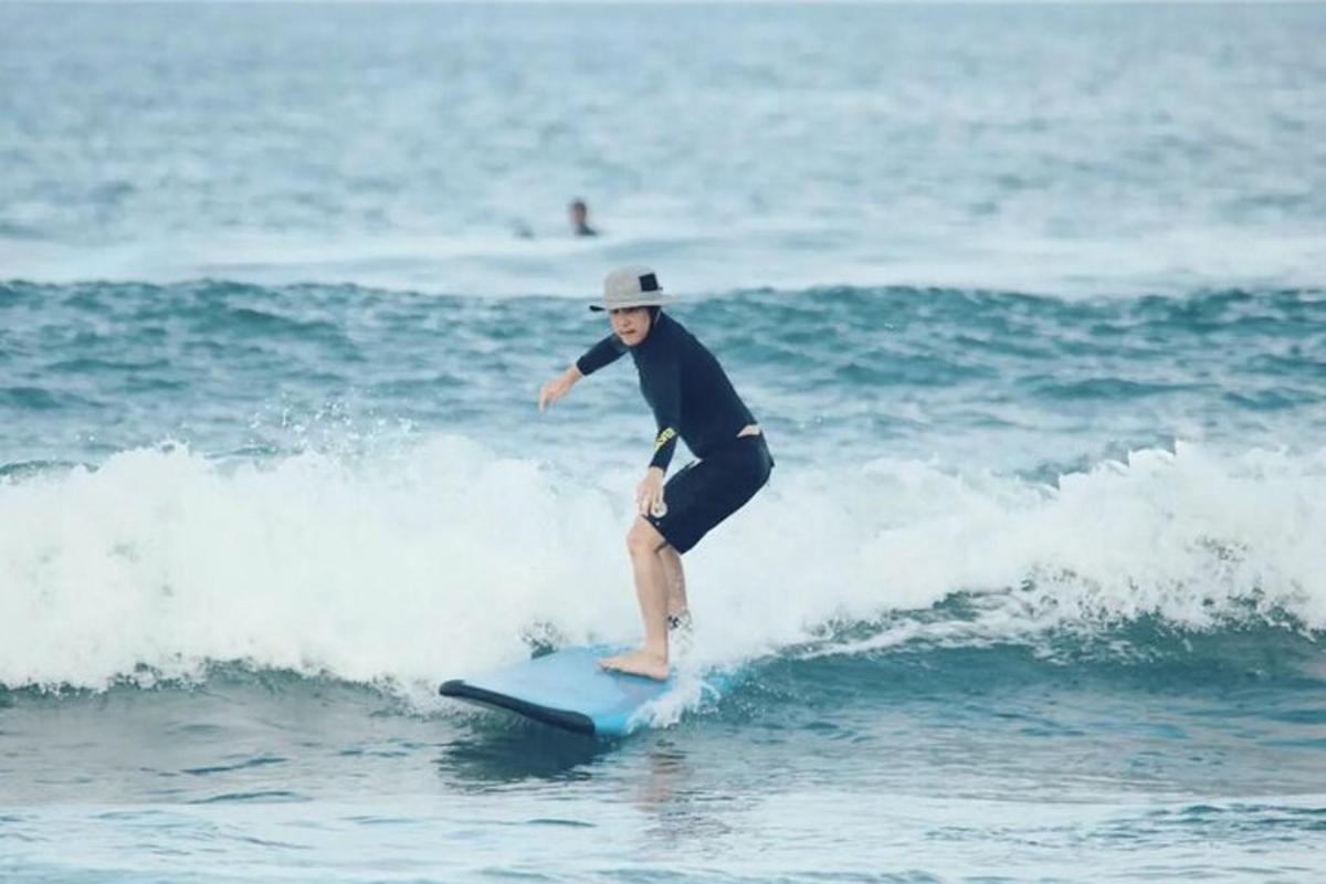 一名男子在海上冲浪