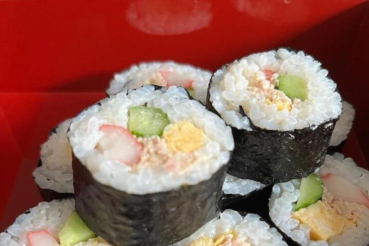 þrjár sushi-rúllur staflaðar hver ofan á aðra