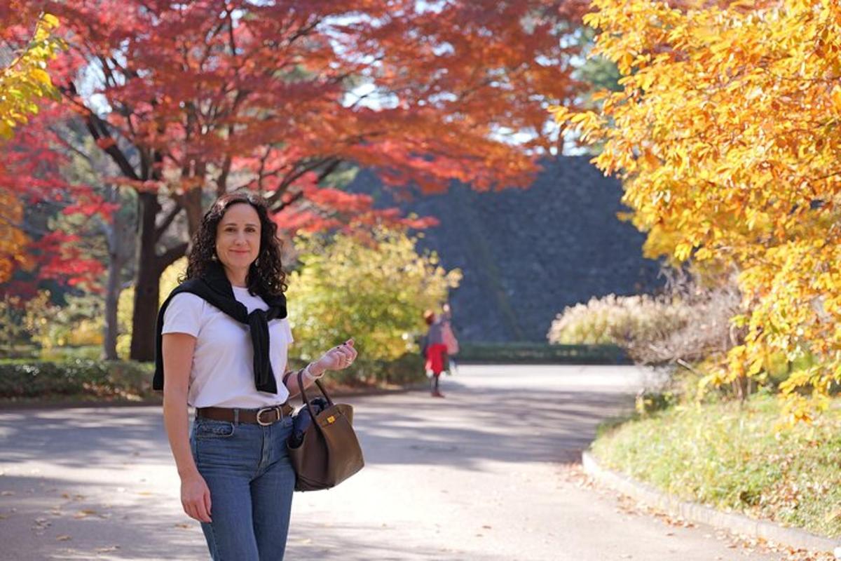 une femme marchant sur un chemin dans un parc