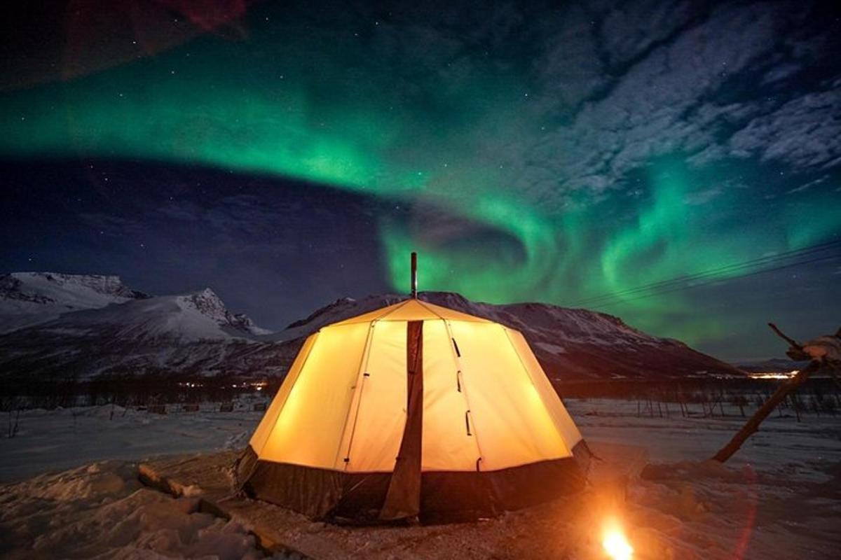 una tenda con l'aurora boreale nel cielo