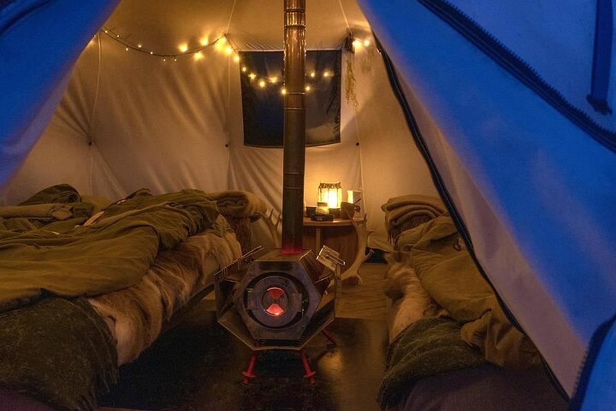 una stanza con due letti in una tenda