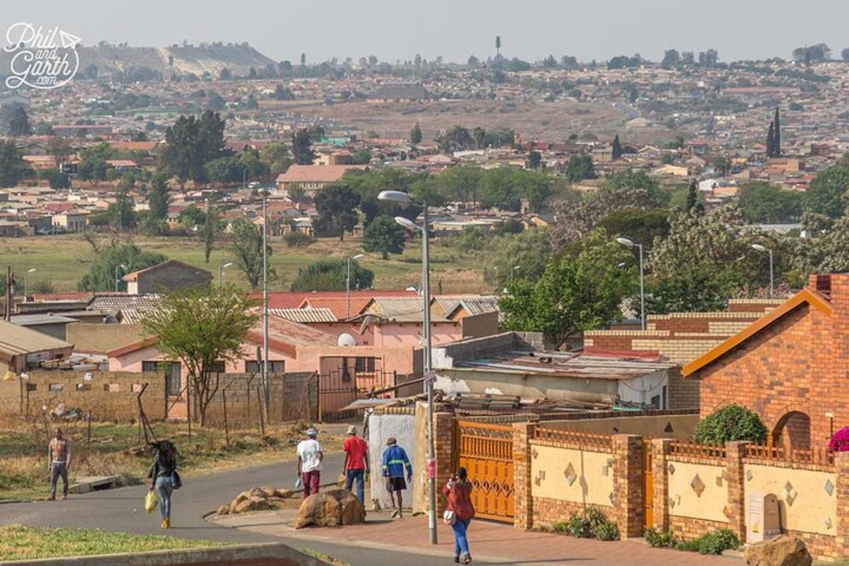 un gruppo di persone che camminano lungo una strada in una città
