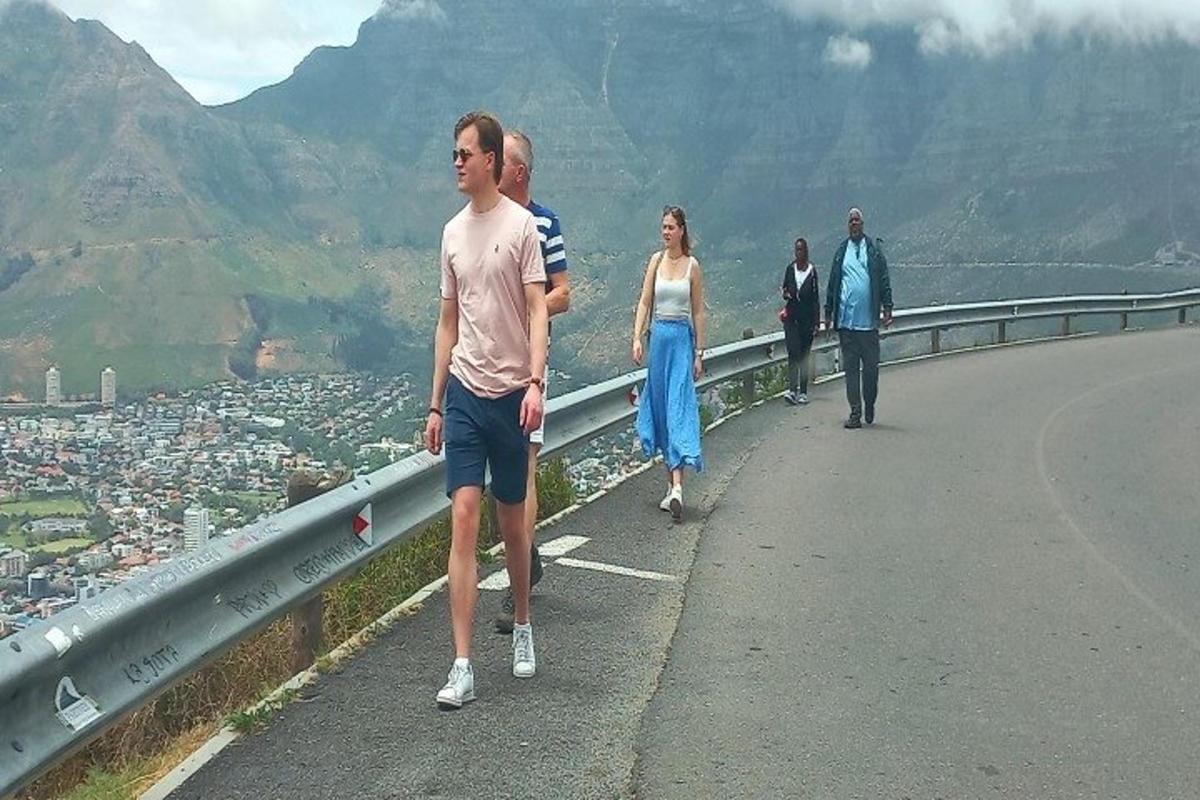 um grupo de pessoas caminhando em uma estrada