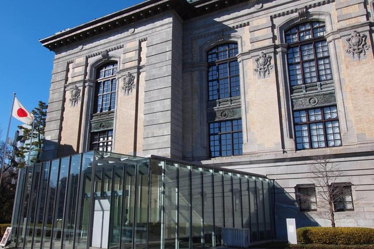 egy épület, amelynek előtt zászló van