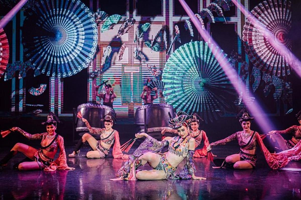 un gruppo di artisti sul palco durante uno spettacolo