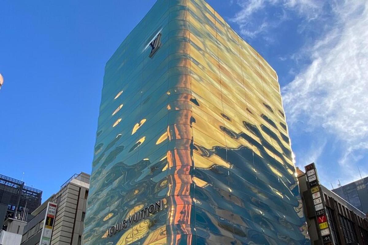 un edificio alto con un dipinto di pesce sopra