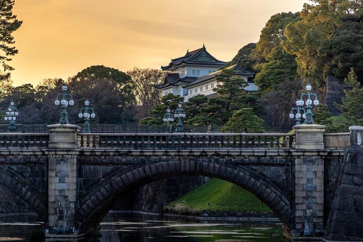 uma ponte sobre um rio com um castelo ao fundo