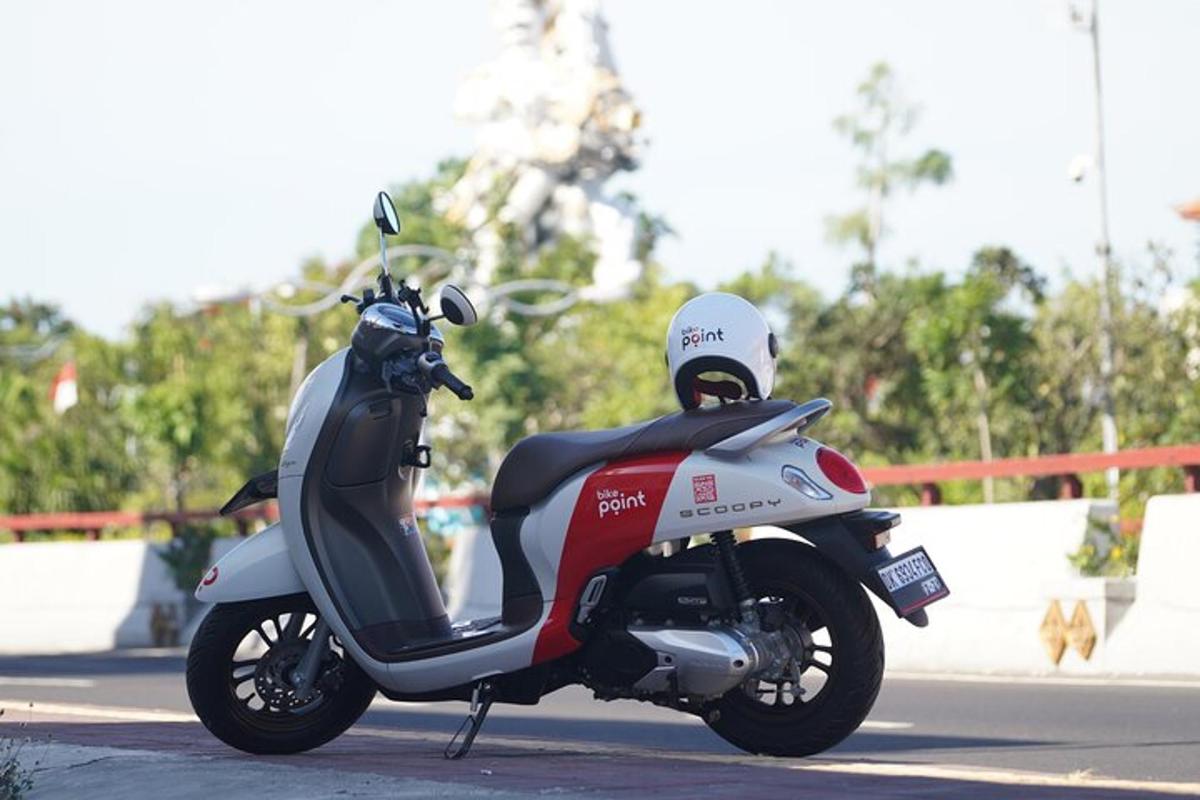 motocykl zaparkovaný na ulici s helmou na hlavě