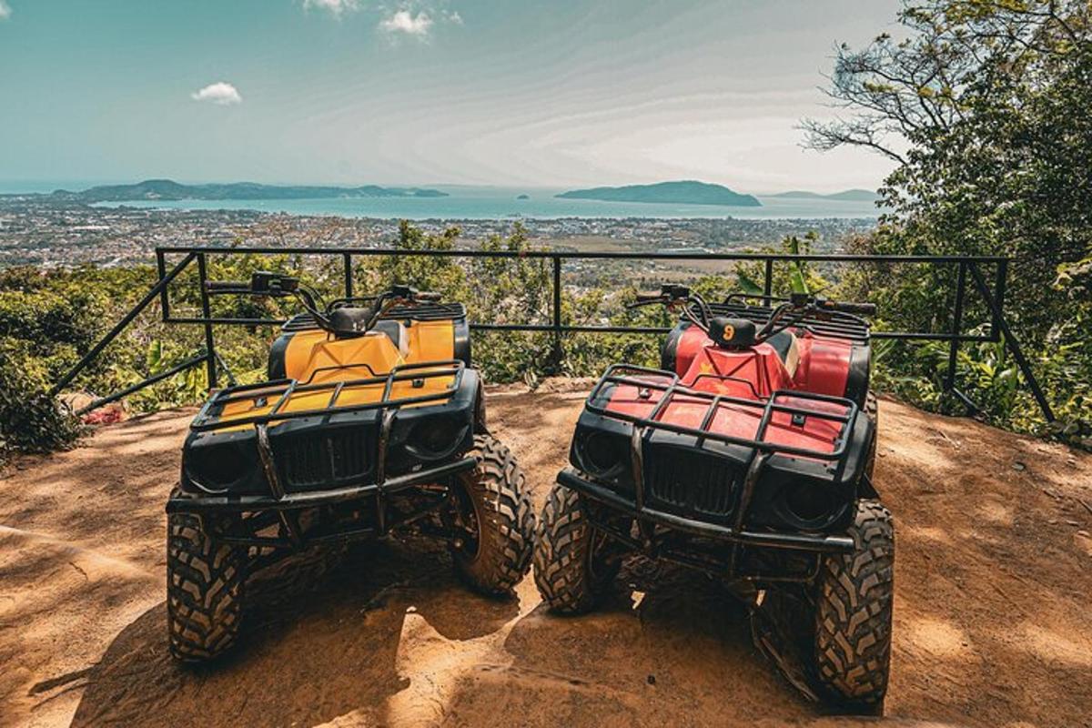 kaks ATV-d mullakünka otsas