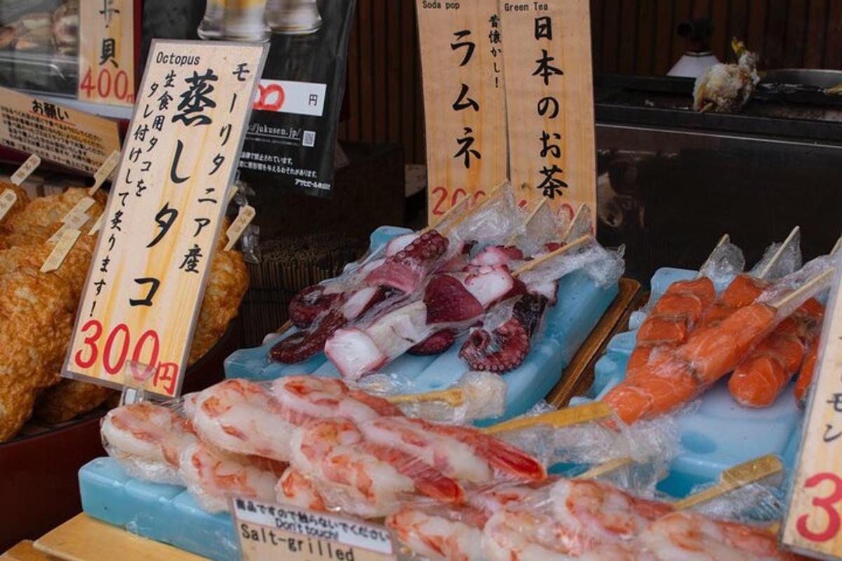 uma exposição de camarão e outros alimentos em um mercado
