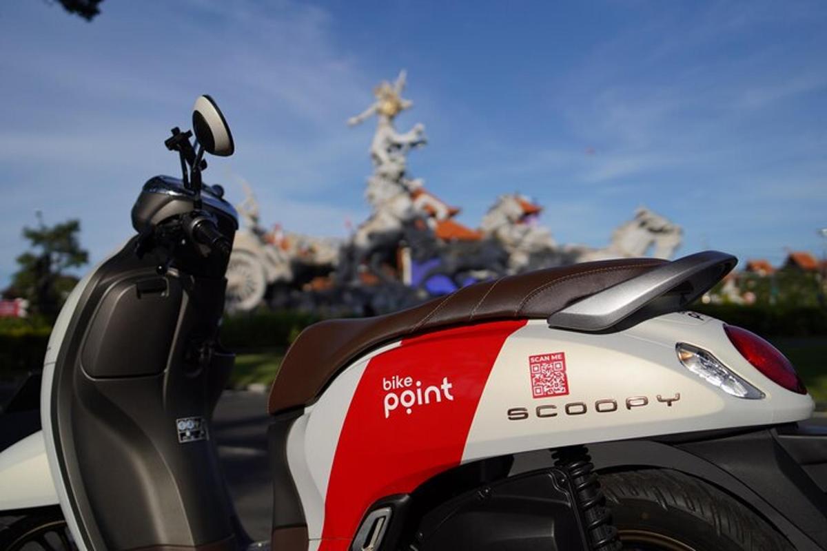 motorový skútr zaparkovaný před vánočním stromečkem