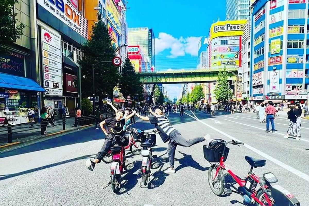 due persone sdraiate sulle loro biciclette su una strada cittadina