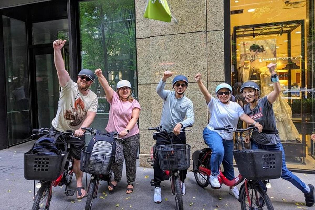 un gruppo di persone in bicicletta con le mani in aria