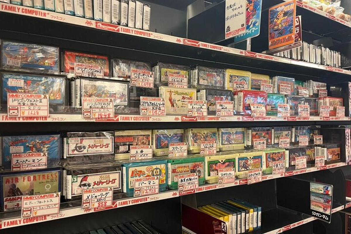 商店货架上摆满了各种棋盘游戏