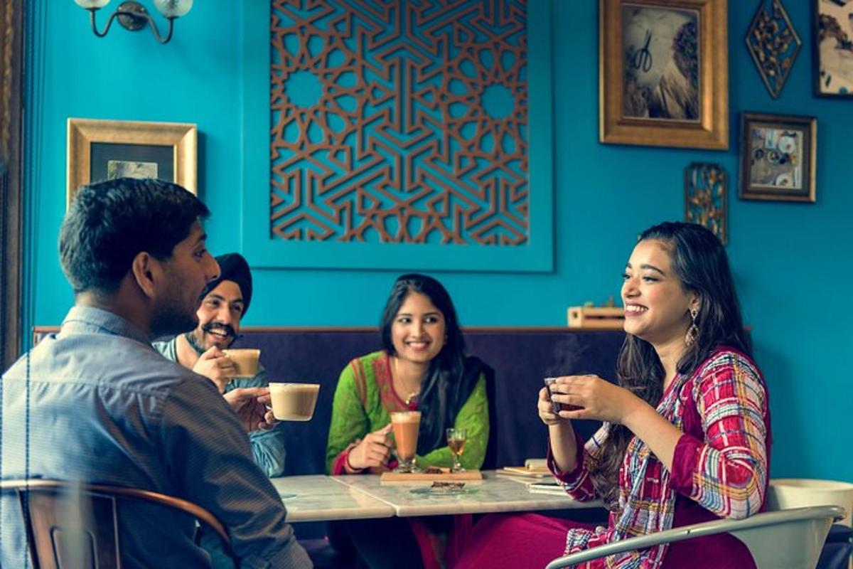 sekelompok orang yang duduk di meja di restoran