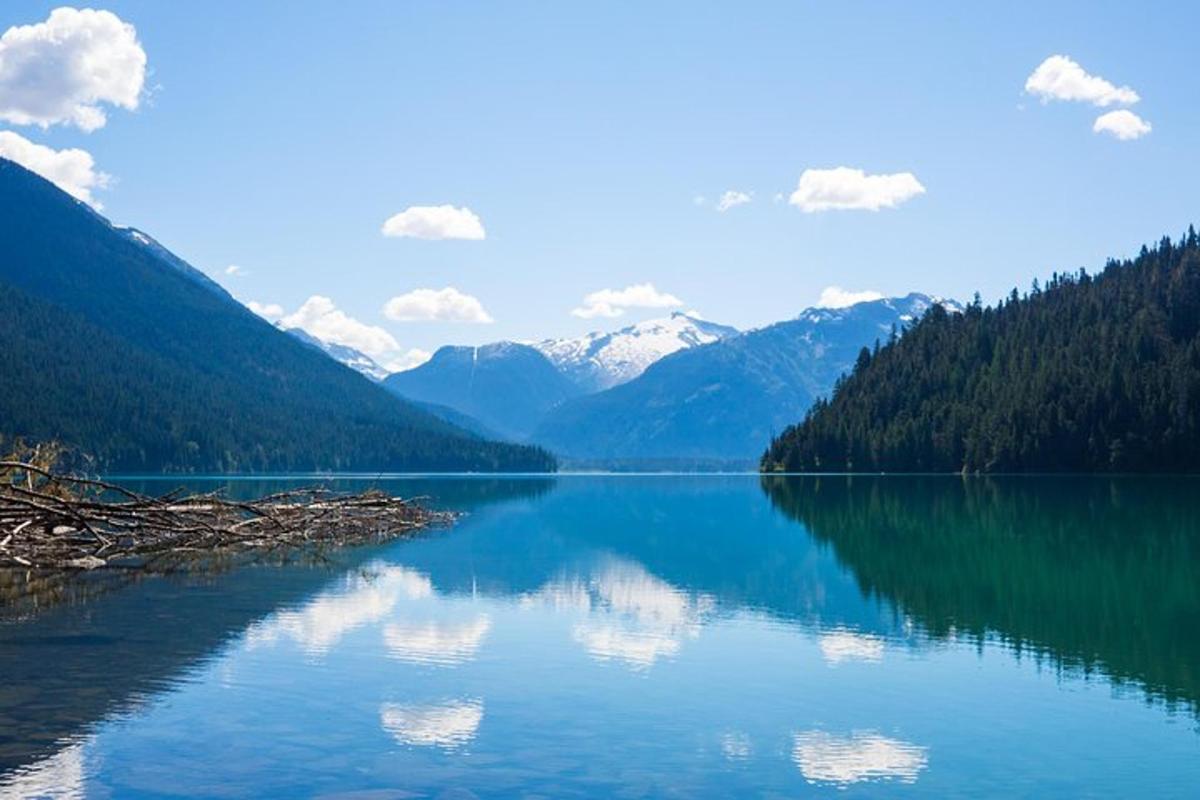 pemandangan tasik dengan latar belakang gunung