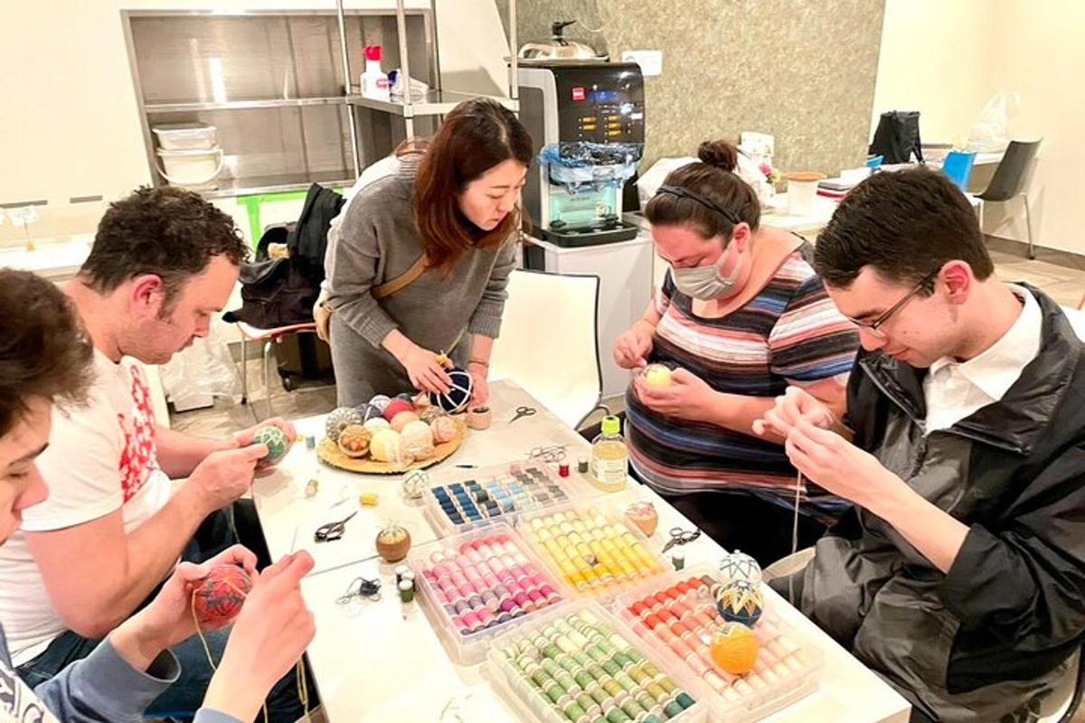 група људи који стоје око стола са храном