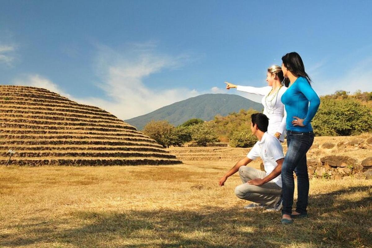 một nhóm người đứng xung quanh một cánh đồng