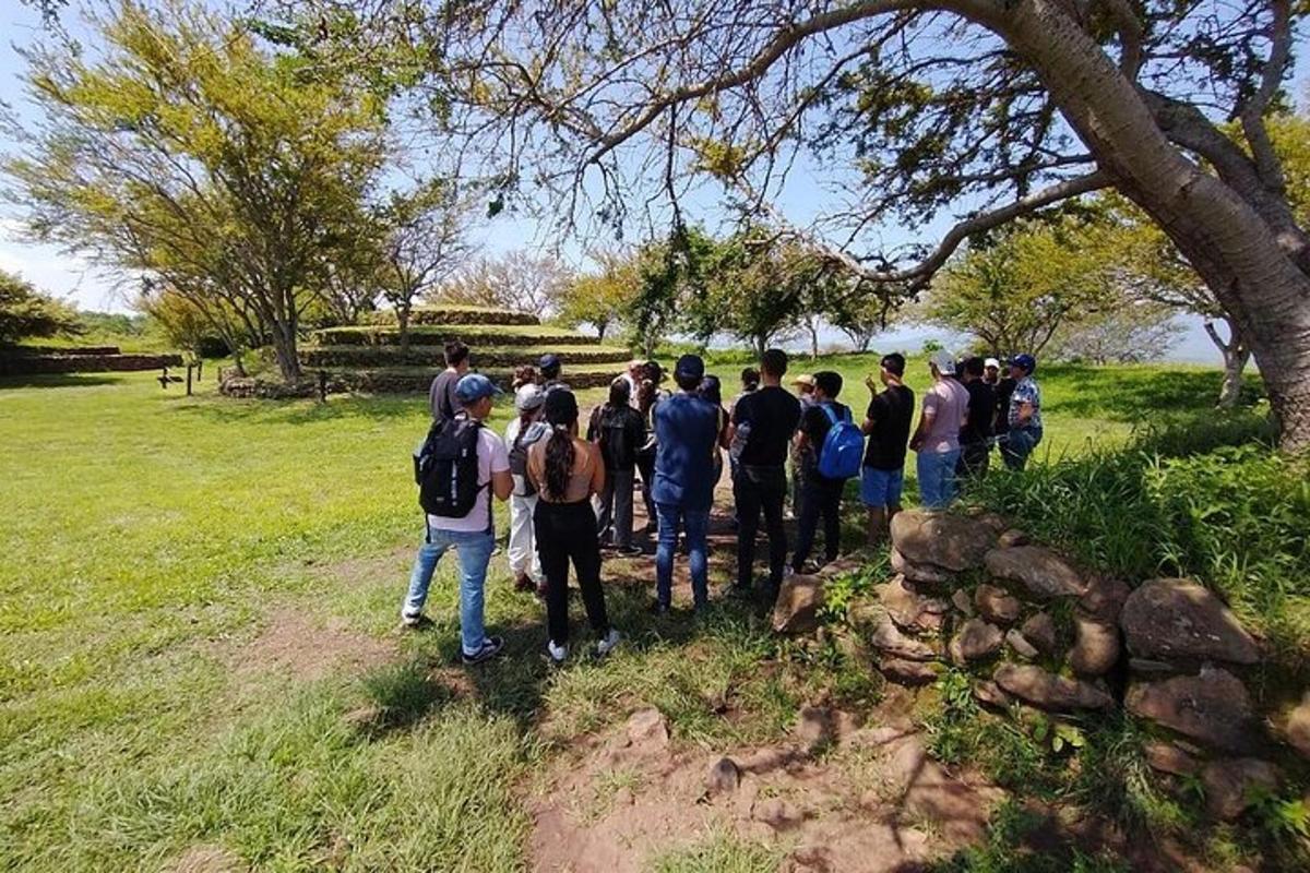 un grup de oameni care stau pe un câmp