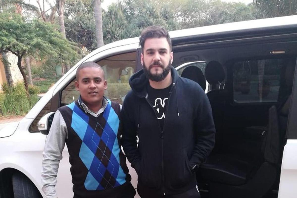 twee mannen staan voor een busje