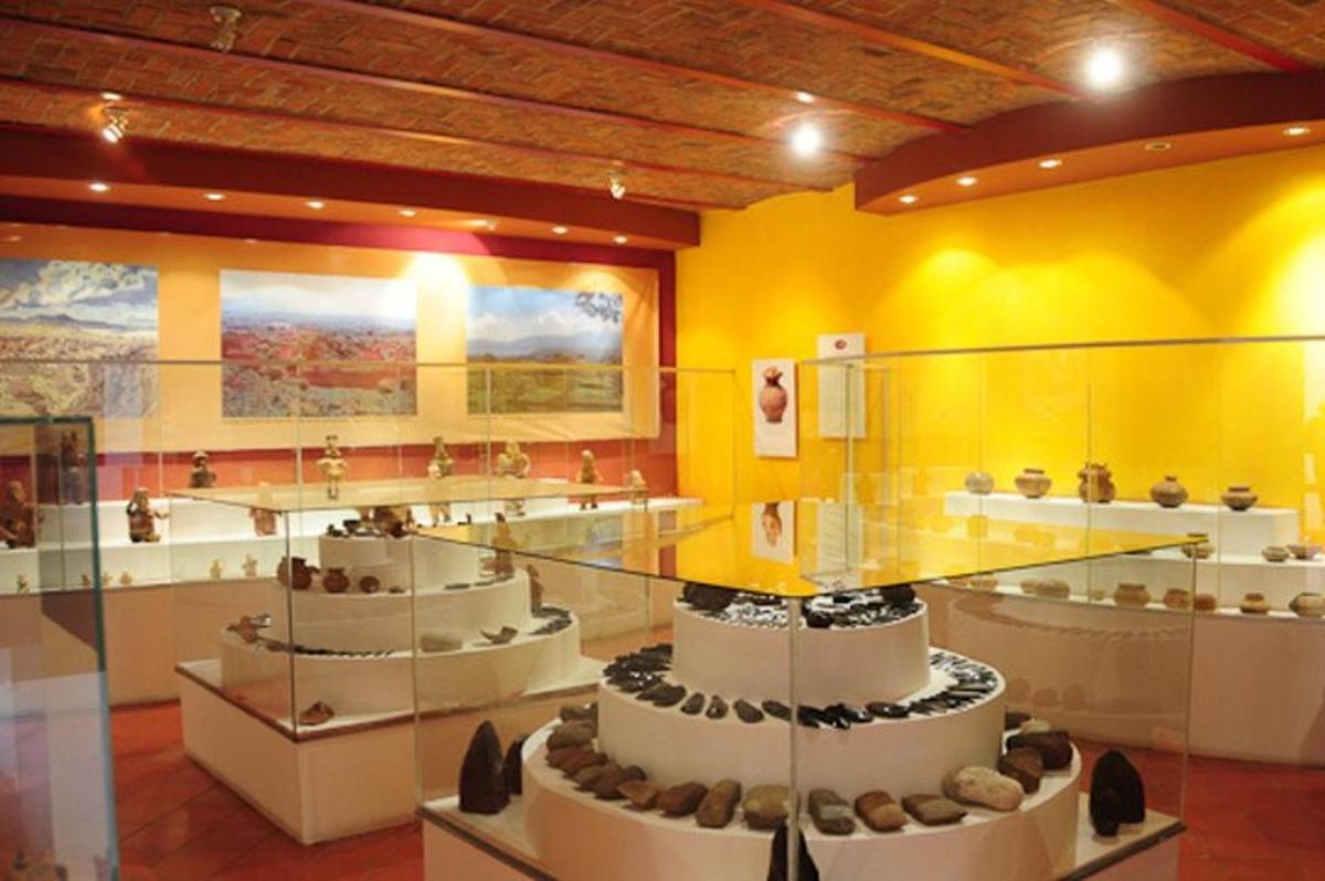 ein Museum mit einem in einem Raum ausgestellten Kuchen