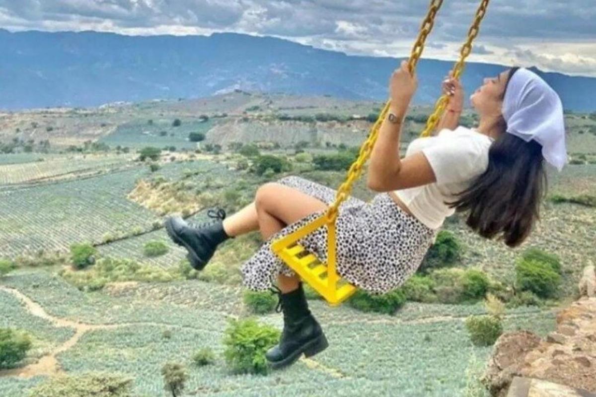 một người phụ nữ đang ngồi trên xích đu