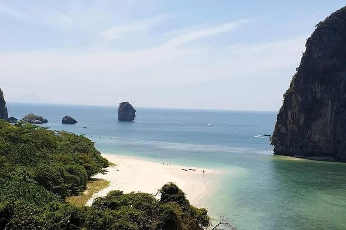 skupina ljudi na plaži v oceanu