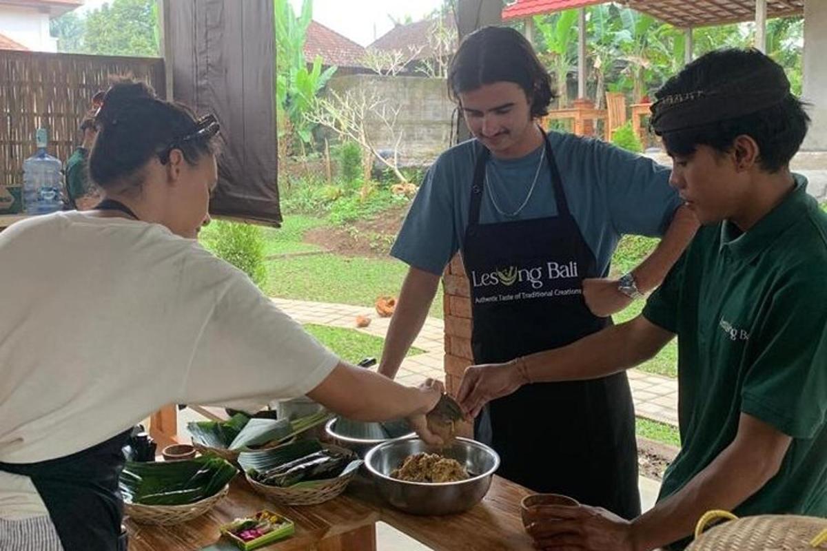 un grupo de personas preparando comida en una cocina