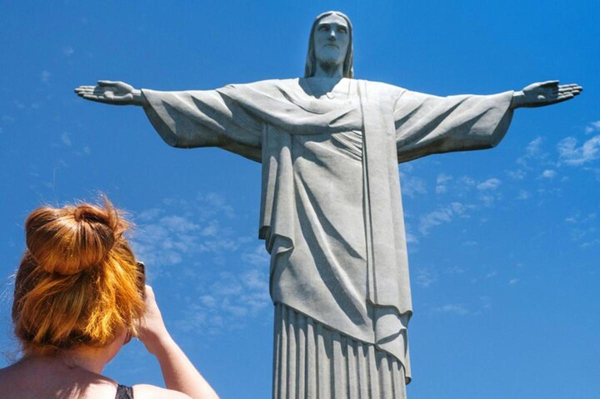 žena vzhlížející k soše Krista Spasitele