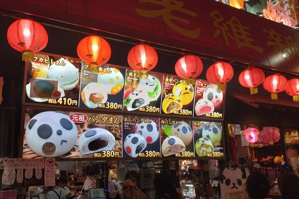 een winkel met borden met Hello Kitty-gezichtjes erop