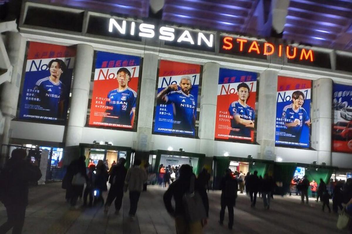 ihmisryhmä kävelee nigerialaisen stadionin edessä