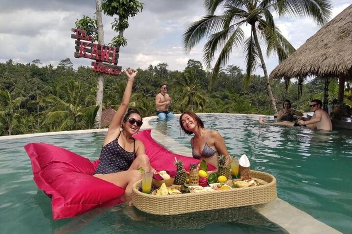 due donne sdraiate su cuscini in una piscina