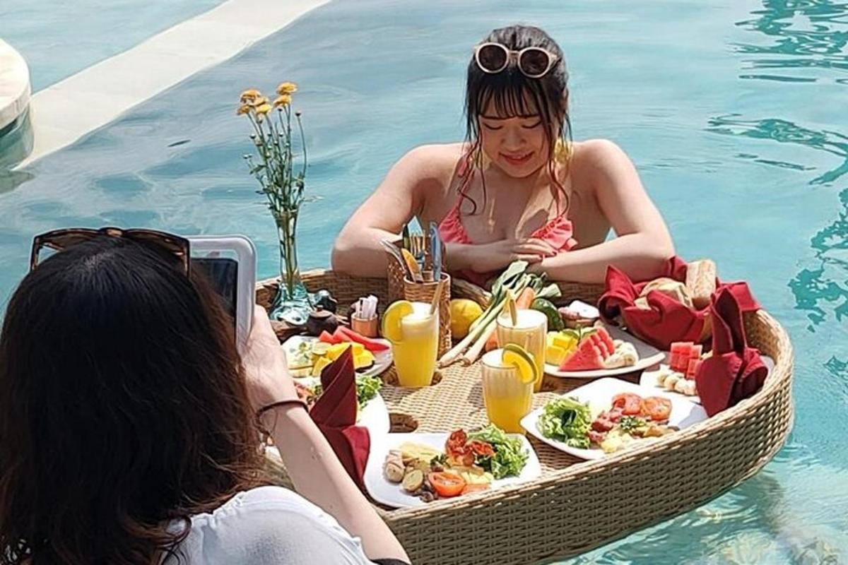 due donne in piscina che mangiano cibo in piscina