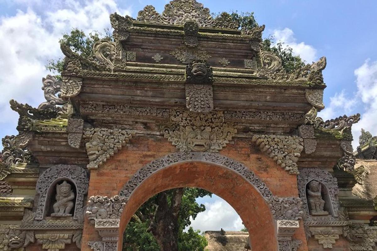 Un arco en un edificio de ladrillo con un fondo de cielo.