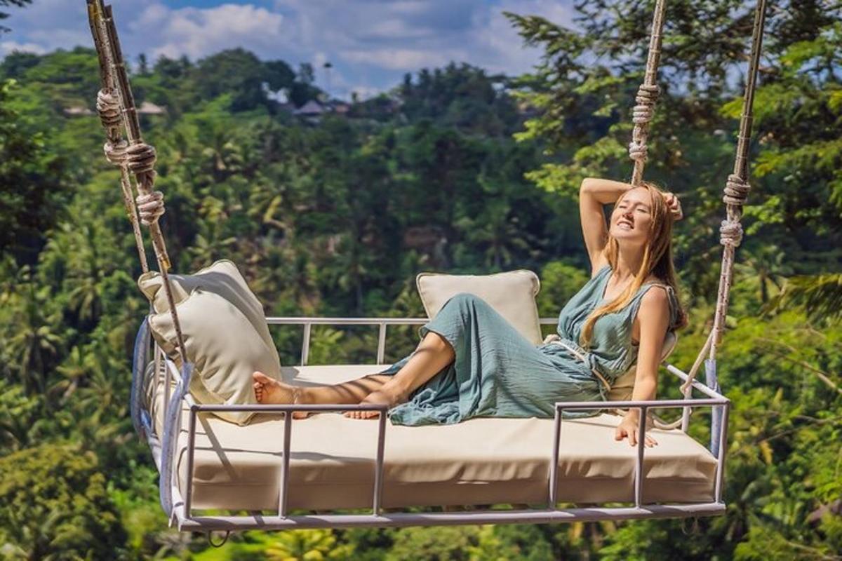 may babaeng nakaupo sa swinging chair