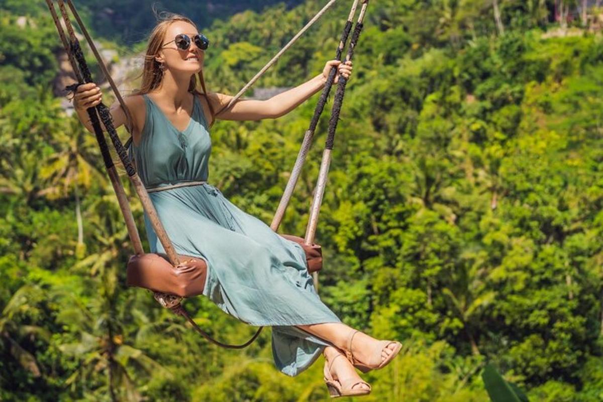 una dona amb vestit balancejant-se en un gronxador de corda