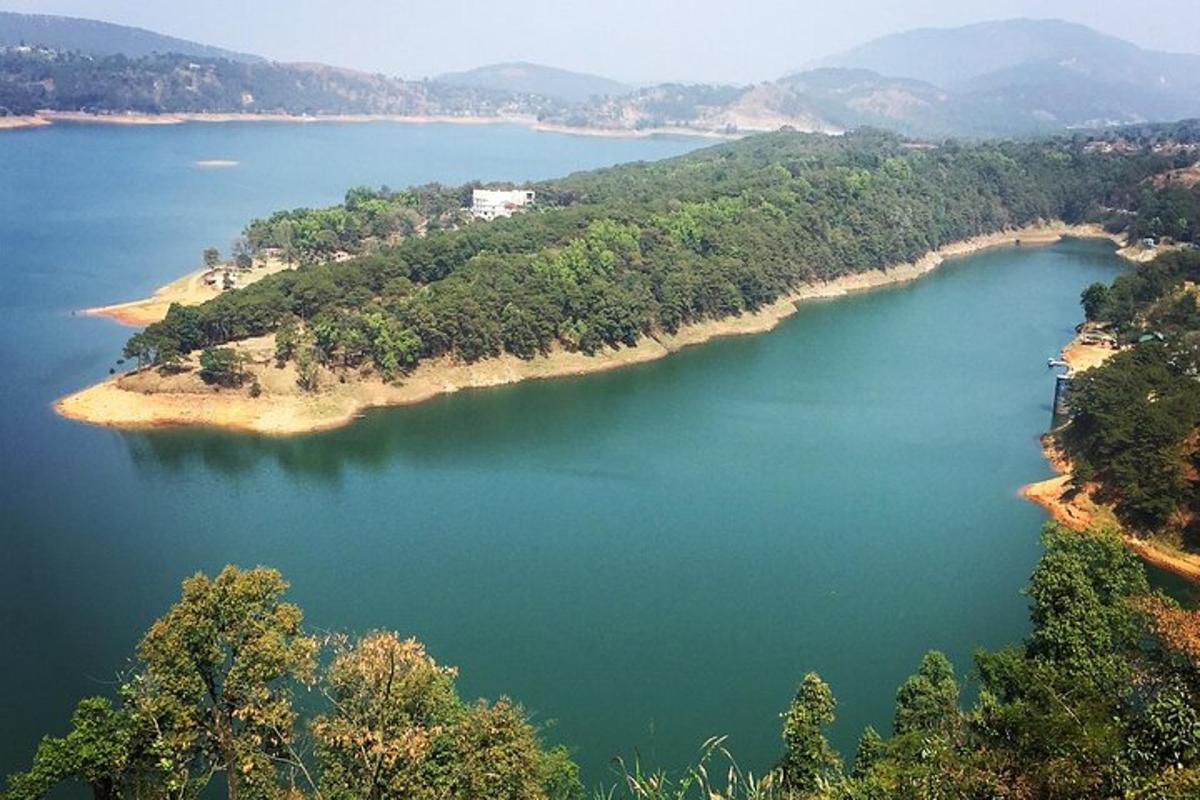 una illa al mig d'un gran llac