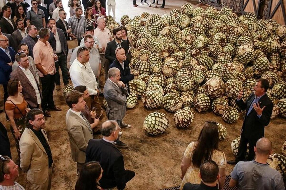 大きな干し草の山の周りに立っている人々のグループ