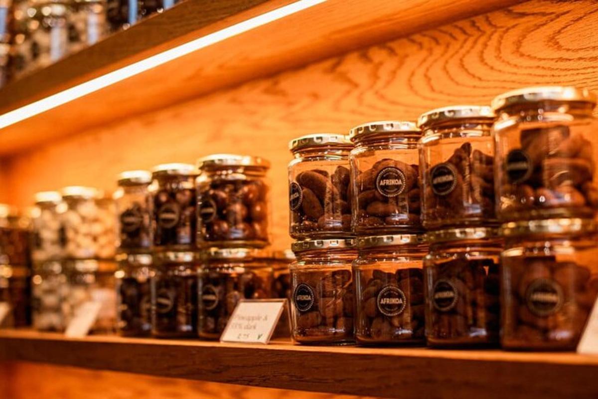 een plank met veel flessen bier erop