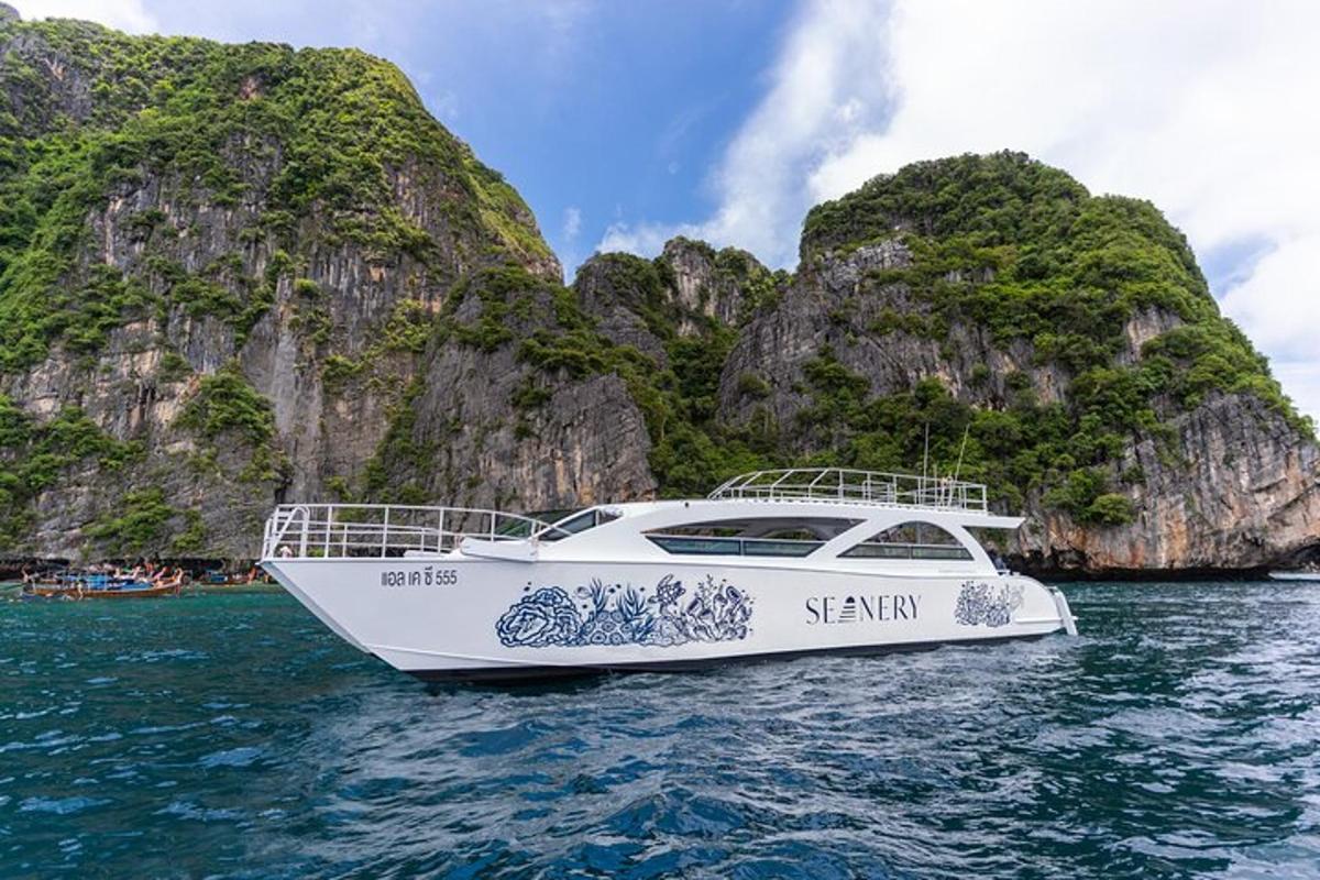 ein weißes Boot im Wasser vor einem Berg