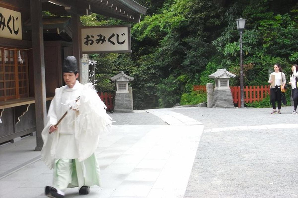 kimonos noor poiss tänaval kõndimas