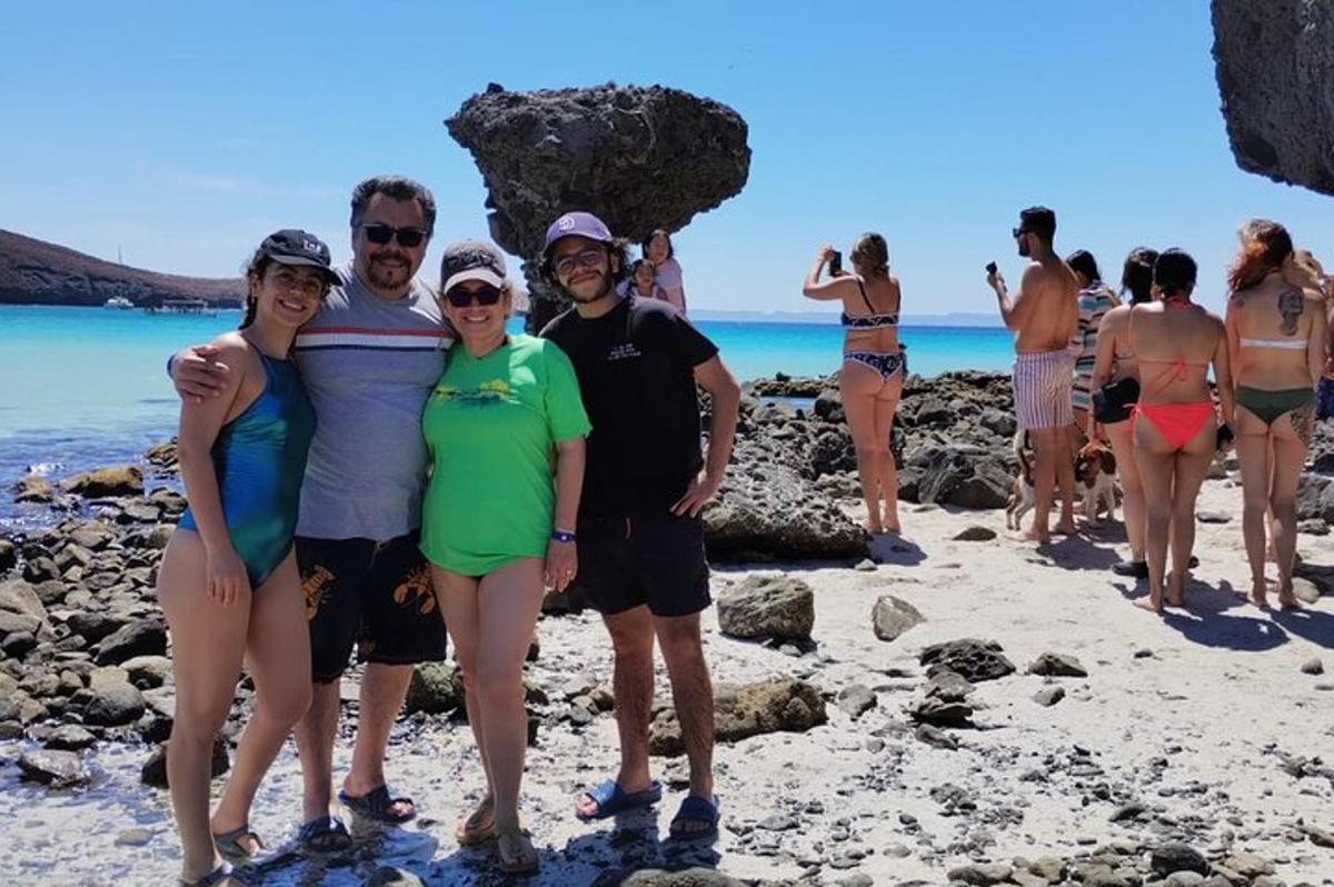 en gruppe mennesker, der står på en strand