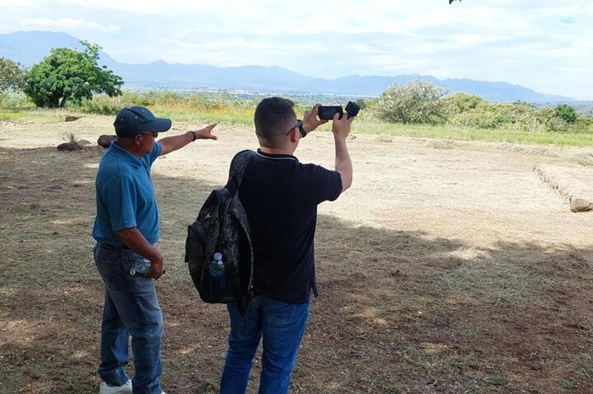 un bărbat care fotografiază un alt bărbat cu un aparat foto