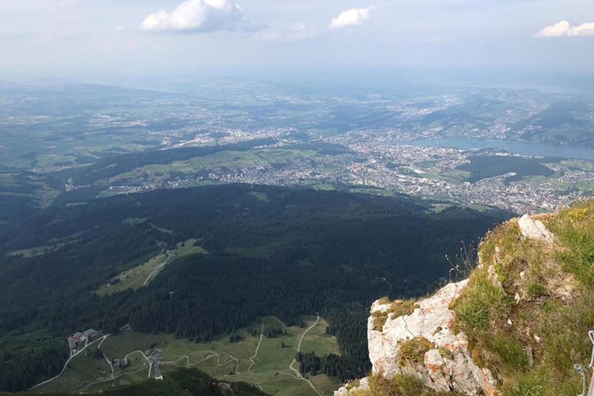 widok miasta ze szczytu góry