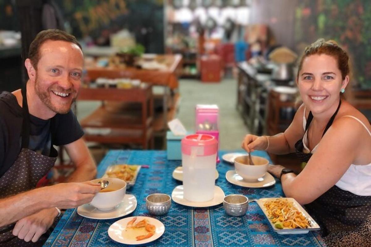 un uomo e una donna seduti a un tavolo con del cibo