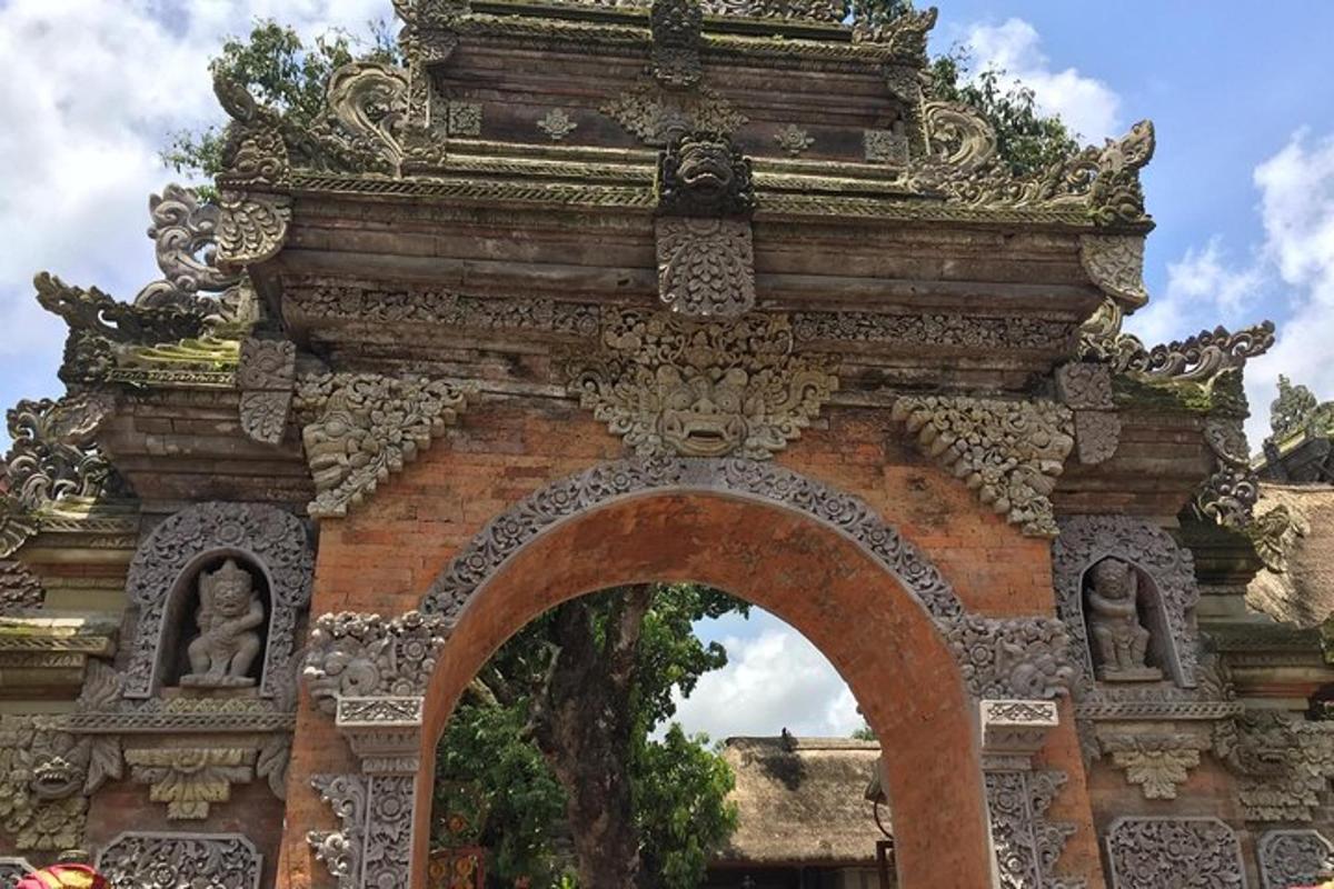 an arch in a building with an archway
