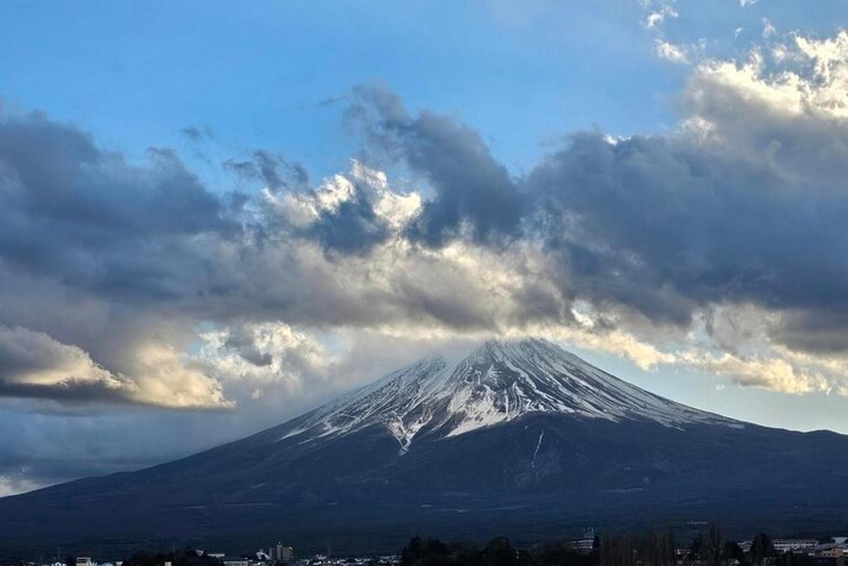 una montagna coperta di neve sotto un cielo nuvoloso